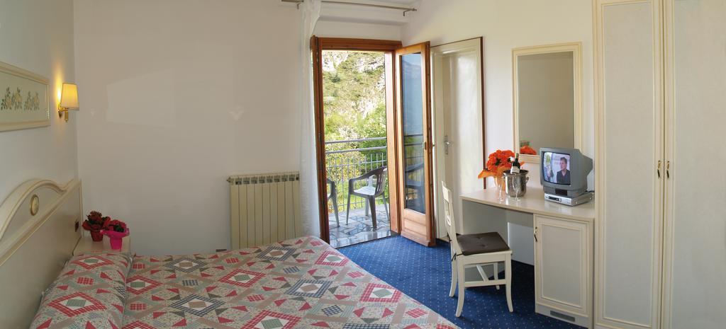 Hotel Rosalpina Рива-дель-Гарда Экстерьер фото